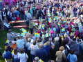 ...und auch die Grundsch�ler singen mit, bis die Aufgabe um neun erf�llt ist.