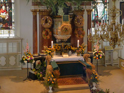 Altar und Kanzel, links und rechts Beichtst&uuml;hle