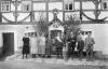 Familie vorm Fachwerkhaus