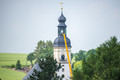 4. Juni 2018: Nochmals reicht ein Kranausleger fast bis zur Kirchturmspitze,...
