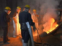 Gie&szlig;en der mittleren und der gro&szlig;en Bronzeglocke