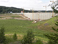 08.08.2010: Vier Turmkr�ne sind an der Sperrmauer im Einsatz