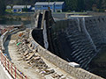 14.04.2012: Die Mauerkrone wird mit Naturstein verkleidet