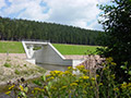 04.08.2007: Die Luftseite des neuen Staudamms ist schon gr�n